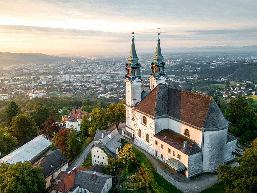 Wallfahrtskirche am Pöstlingberg aus der Vogelperspektive hoch über der Stadt Linz 