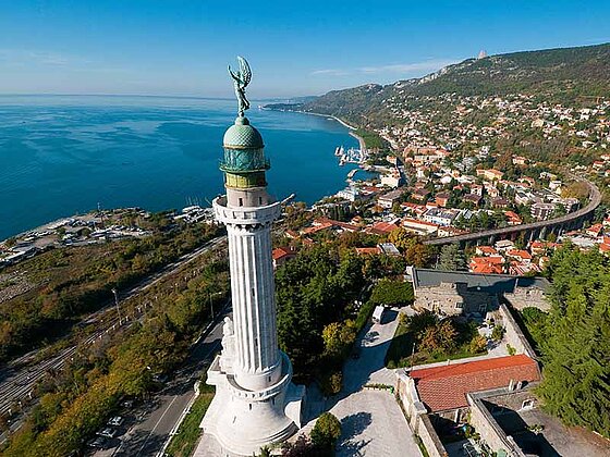 Blick auf Triest mit Meer