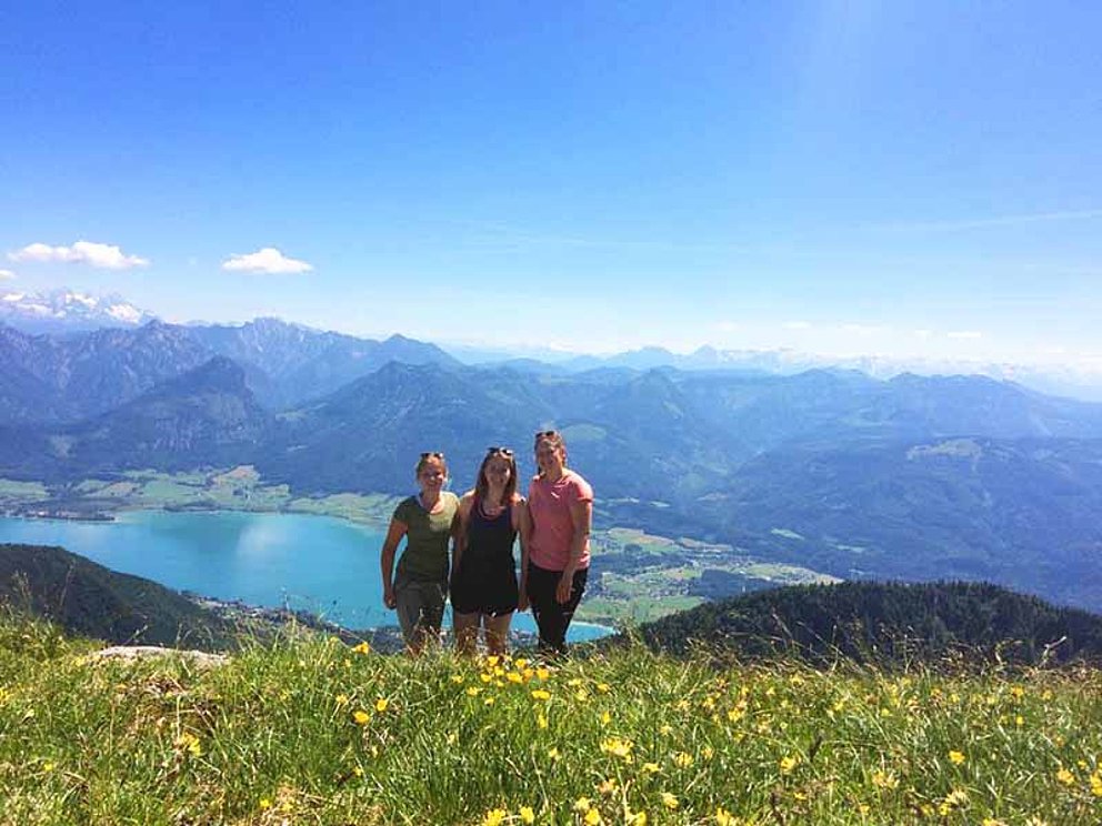 3 Wander-Mädchen auf der Schafbergalm mit Wolfgangsee im Hintergrund