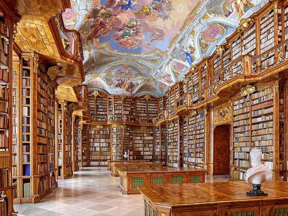 Die prächtige Bibliothek von St. Florian mit Deckengemälden, Stuck und reich verzierten Bücherregalen.