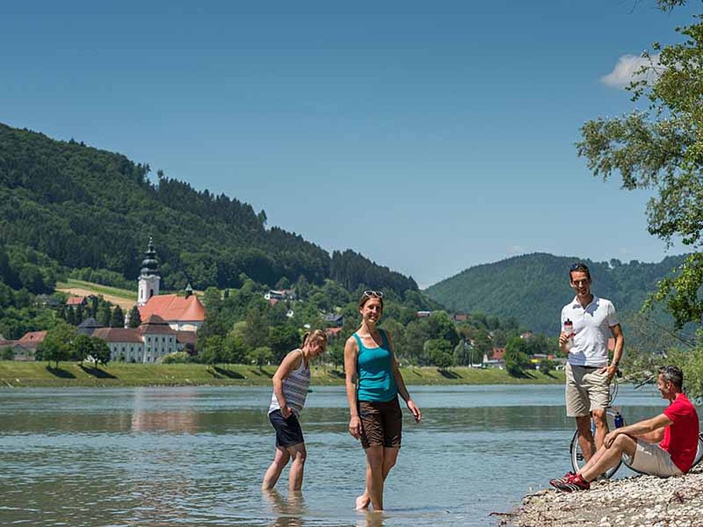 Wandern am Donausteig mit Abkühlung in der Donau