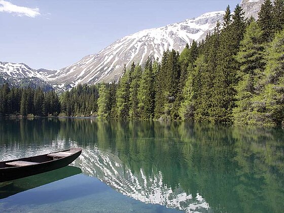 Malerische Landschaft mit Bergsee und sich darin spiegelnden Bergen