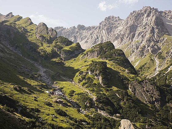 Bergkulisse mit zahlreichen Gipfeln, inmitten des Bildes befindet sich die Mutterkopfhütte