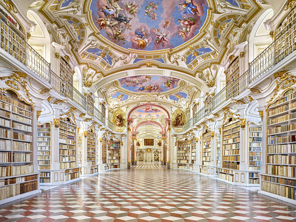 Klosterbibliothek mit Deckengemälde, Bücherwände, Fresken und Marmorboden