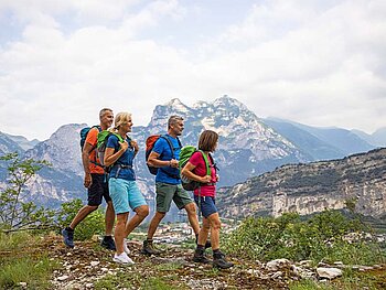 4 Wanderer, im Hintergrund Bergpanorama