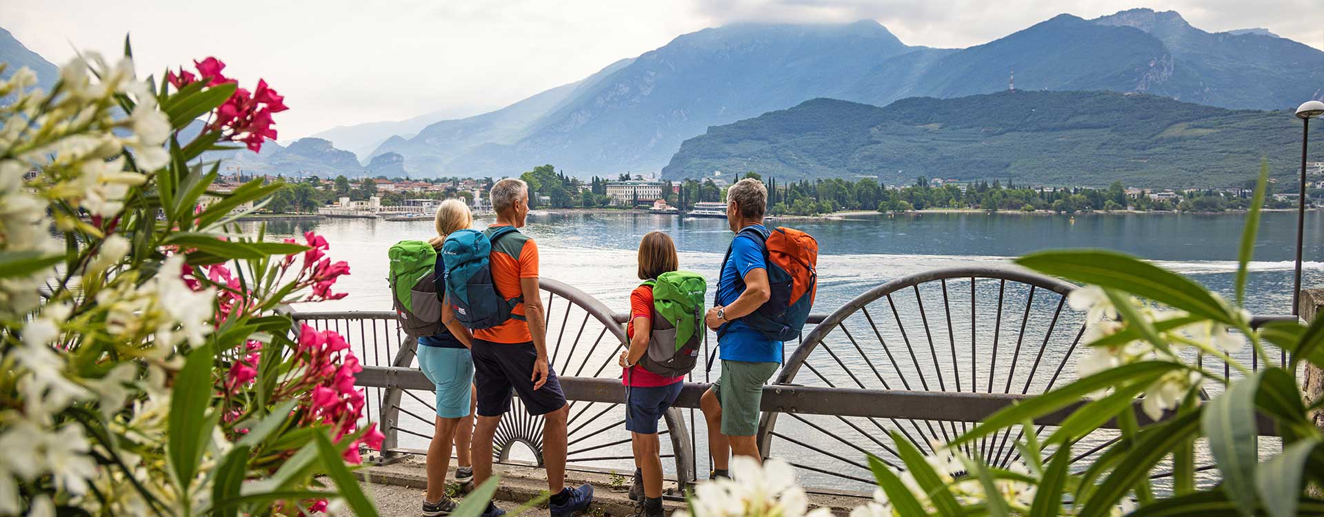 4 Wanderer von hinten am Ufer des Gardasees 